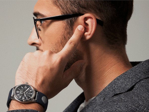 مکالمه تلفنی به روش جیمز باند!+فیلم