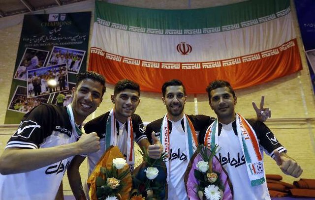 بدرقه تیم ملی فوتسال در حضور مسئولان و پیشکسوتان/حضور شمس و حیدریان و درخواستهای ناظمالشریعه  بدرقه تیم ملی فوتسال در حضور مسئولان و پیشکسوتان/حضور شمس و حیدریان و درخواستهای ناظمالشریعه