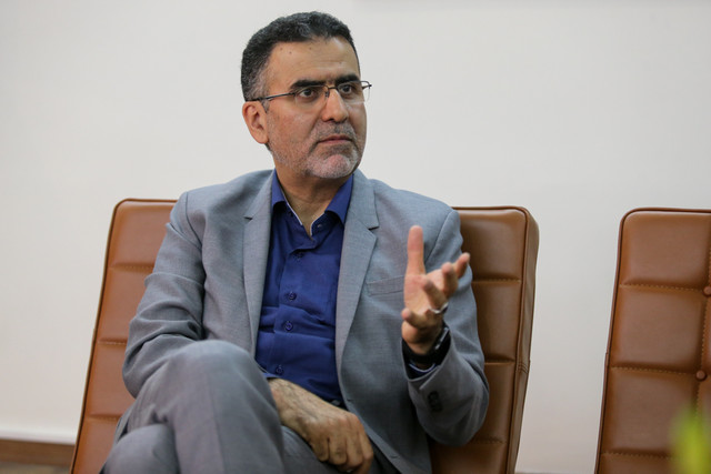 ایوبی: ساختمان فیلمخانه ملی، آیینه دق شده است