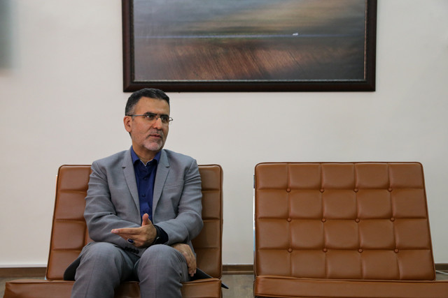چرا ایوبی با تاخیر به جشنوارهی فیلم کوتاه تهران رفت؟ چرا ایوبی با تاخیر به جشنوارهی فیلم کوتاه تهران رفت؟