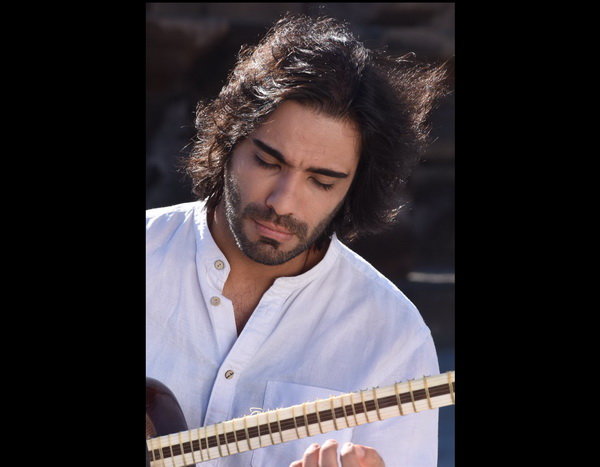 تارنوازی در بیستون
تارنوازی در بیستون