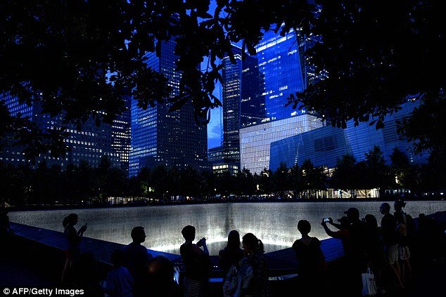 محل برجهای تخریب شده دوقلوی نیویورک دو دهه بعد از حملات ۱۱ سپتامبر، نظرسنجیها حاکی از بدبینی و اختلاف زدگی آمریکاییهاست