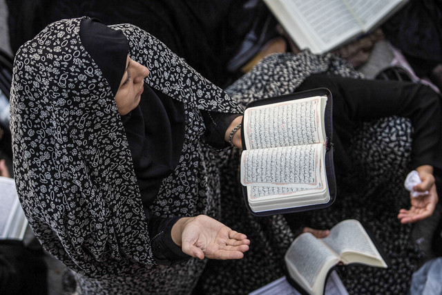 شمیم دعای عرفه در مسجد جامع خرمشهر موزه انقلاب اسلامی و دفاع مقدس می‌پیچد