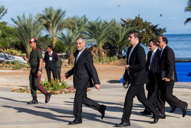 حسین فریدون در حاشیه عکس یادگاری هفدهمین اجلاس سران جنبش عدم تعهد