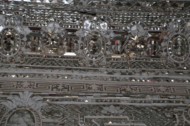 تصویر ترک ایجاد شده در بخشی از کاخ صاحبقرانیه که متعلق به گذشته است ترکهای صاحبقرانیه عمیقتر شد/دماوند آرام است