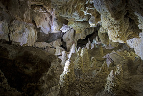 غار چال نخجیر 