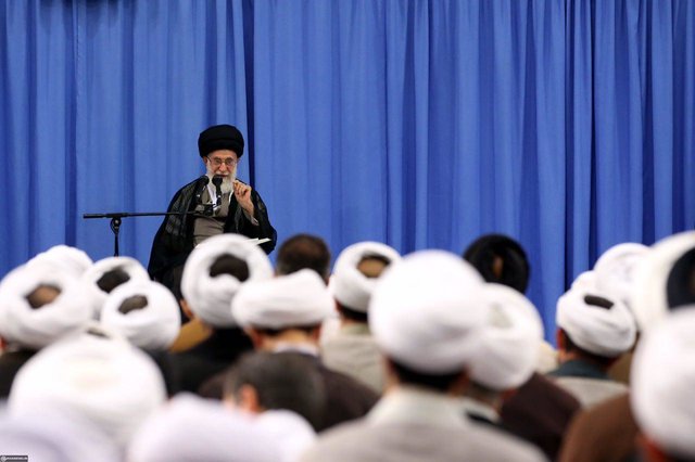 به یک نفر گفتم صلاح نمیدانیم در فلان قضیه شرکت کنید به یک نفر گفتم صلاح نمیدانیم در فلان قضیه شرکت کنید