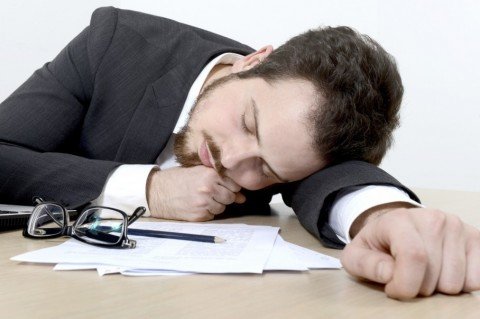 عکس تزیینی است. ۷ هشدار برای کسانی که مدام احساس خستگی میکنند