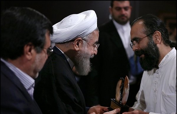 تندیس و نشان «نوای صلح ایکوم» به رئیس جمهور اهدا شد تندیس و نشان «نوای صلح ایکوم» به رئیس جمهور اهدا شد
