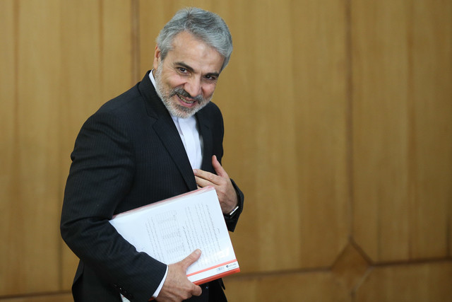 معاون رئیس جمهور از بازار تاریخی زرند بازدید کرد معاون رئیس جمهور از بازار تاریخی زرند بازدید کرد