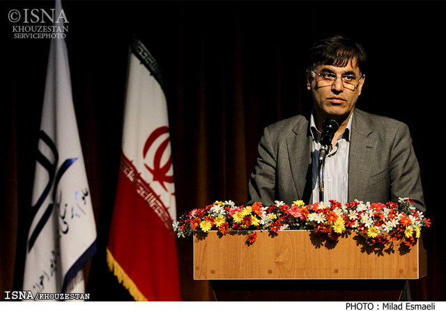 دانشجویان در برابر افسون‌زدگی علم جدید، هوشیار باشند