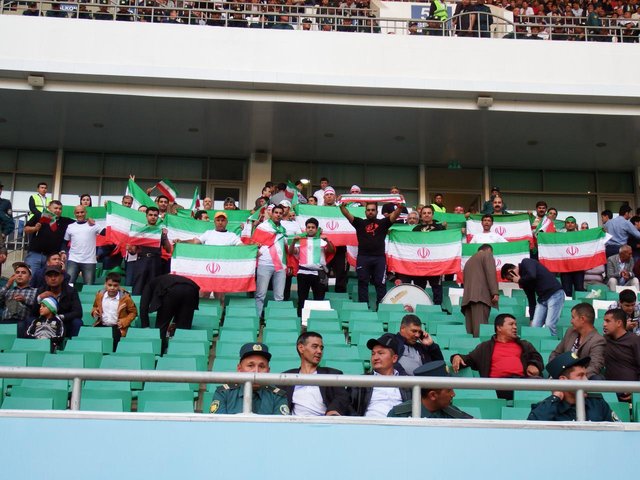 100 تماشاگر ایرانی حامی ملیپوشان ایران در تاشکند + عکس 100 تماشاگر ایرانی حامی ملیپوشان ایران در تاشکند + عکس