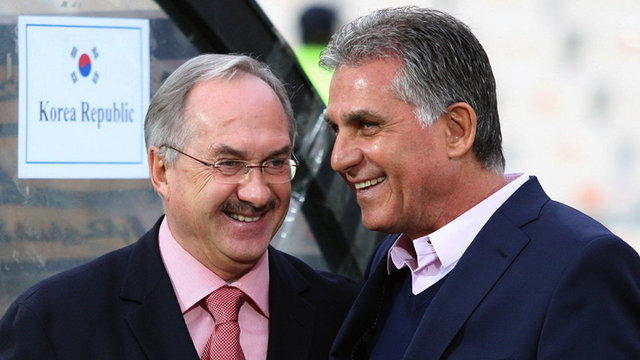 سرمربی کره در هواپیما تیم ملی ایران را آنالیز کرد + عکس سرمربی کره در هواپیما تیم ملی ایران را آنالیز کرد + عکس