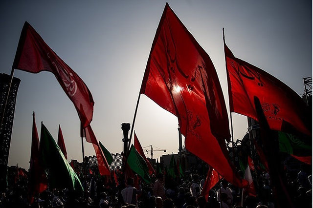 اهتزاز ۸۰ هزار بیرق حسینی در «آزادی» اهتزاز ۸۰ هزار بیرق حسینی در «آزادی»