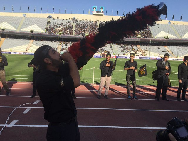 حرکت دستههای عزاداری در ورزشگاه آزادی مقابل چشمان ناظر AFC حرکت دستههای عزاداری در ورزشگاه آزادی مقابل چشمان ناظر AFC