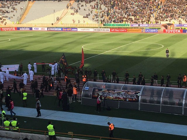 اهتزاز پرچم سرخ حرم امام حسین (ع) در ورزشگاه آزادی + عکس اهتزاز پرچم سرخ حرم امام حسین (ع) در ورزشگاه آزادی + عکس