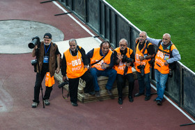از راست: علیرضا سلطانی شاد، محسن شاندیز، محمد صیاد، صیفاله صمدیان، رضا مرادی و محمد فرنود (عکاسان مطبوعاتی) در حاشیه دیدار تیمهای فوتبال ایران و کره جنوبی