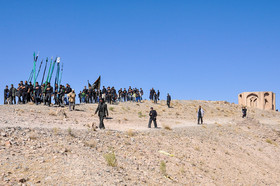  مراسم نخل گردانی و سنگ زنی عاشورای حسینی در روستای درخش بیرجند