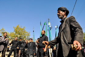  مراسم نخل گردانی و سنگ زنی عاشورای حسینی در روستای درخش بیرجند