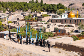  مراسم نخل گردانی و سنگ زنی عاشورای حسینی در روستای درخش بیرجند