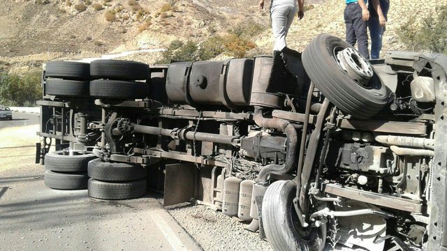 واژگونی یک دستگاه تریلی در پل مهرگان قزوین