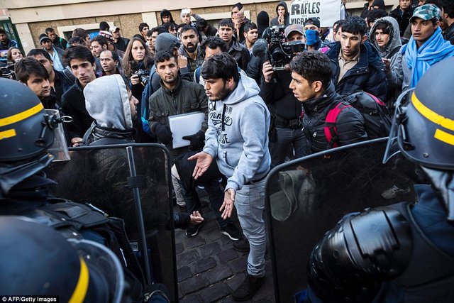 درگیری پلیس و مهاجران در خیابان‌های پاریس