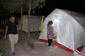 چادر نشینی مردم زرند در پی زمین لرزههای اخیر