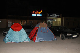 چادر نشینی مردم زرند در پی زمین لرزههای اخیر