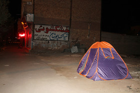 چادر نشینی مردم زرند در پی زمین لرزههای اخیر