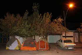 چادر نشینی مردم زرند در پی زمین لرزههای اخیر