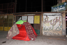 چادر نشینی مردم زرند در پی زمین لرزههای اخیر