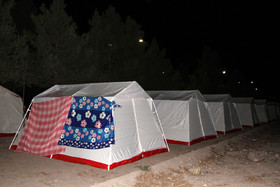 چادر نشینی مردم زرند در پی زمین لرزههای اخیر