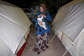 چادر نشینی مردم زرند در پی زمین لرزههای اخیر