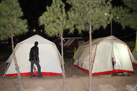 چادر نشینی مردم زرند در پی زمین لرزههای اخیر