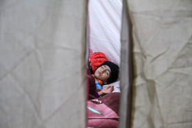 چادر نشینی مردم زرند در پی زمین لرزههای اخیر