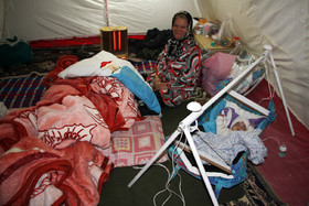 چادر نشینی مردم زرند در پی زمین لرزههای اخیر