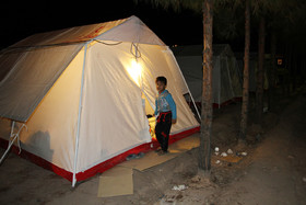 چادر نشینی مردم زرند در پی زمین لرزههای اخیر