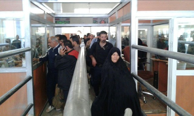 ورود بیش از 128 هزار زائر از مرز مهران به کشور در 2 آذر ورود بیش از 128 هزار زائر از مرز مهران به کشور در 2 آذر