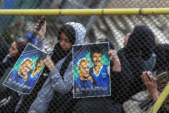 عکس تزیینی است/تشییع پیکر منصور پورحیدری واکنش رسانهها به مرگ دختری که خودش را سوزاند