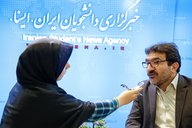 علی کاظمی نماینده مجلس شورای اسلامی در غرفه ایسنا