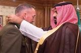 نشان عالی پادشاه عربستان بر گردن رئیس ستاد مشترک ارتش آمریکا