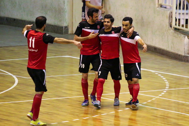 رضا لک: با بازیکنان حاشیه ساز تیم برخورد جدی کردم/ از کاظمی خبر نداریم!