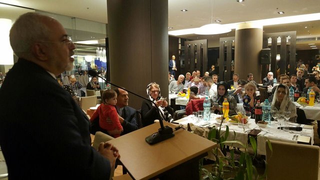 حضور ظریف در جمع تعدادی از ایرانیان مقیم رومانی حضور ظریف در جمع تعدادی از ایرانیان مقیم رومانی