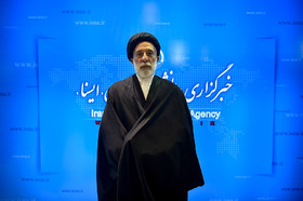 هادی خامنه ای در غرفه ایسنا