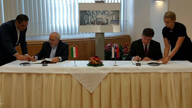 امضای یادداشت تفاهم در زمینه رایزنیهای سیاسی بین وزیران خارجه ایران و اسلواکی  امضای یادداشت تفاهم در زمینه رایزنیهای سیاسی بین وزیران خارجه ایران و اسلواکی