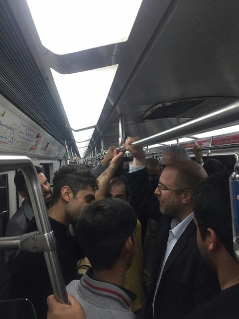 متروسواری قالیباف برای حضور در مجلس متروسواری قالیباف برای حضور در مجلس