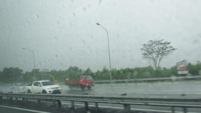 آغاز بارش شدید باران در سرمبان پیش از دیدار ایران - سوریه آغاز بارش شدید باران در سرمبان پیش از دیدار ایران - سوریه