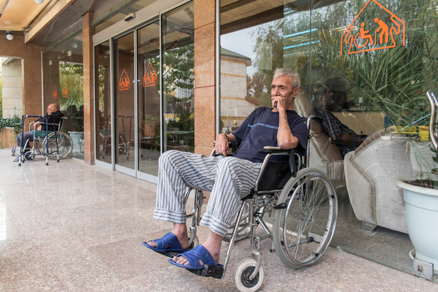 هدیه ۲ میلیاردی بنیاد مستضعفان به مددکاران کهریزک همزمان با روز مددکار