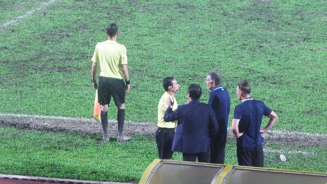 درگیری لفظی کیروش و کادرفنی سوریه/ امتناع بازیکنان ایران از دست دادن با بازیکنان سوریه + عکس درگیری لفظی کیروش و کادرفنی سوریه/ امتناع بازیکنان ایران از دست دادن با بازیکنان سوریه + عکس