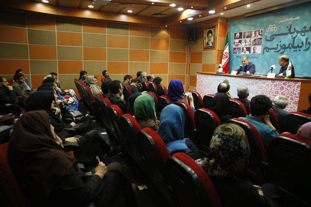 نشست شعر با یاد ۶هزار کودک بیسرپناه در تهران نشست شعر با یاد ۶هزار کودک بیسرپناه در تهران